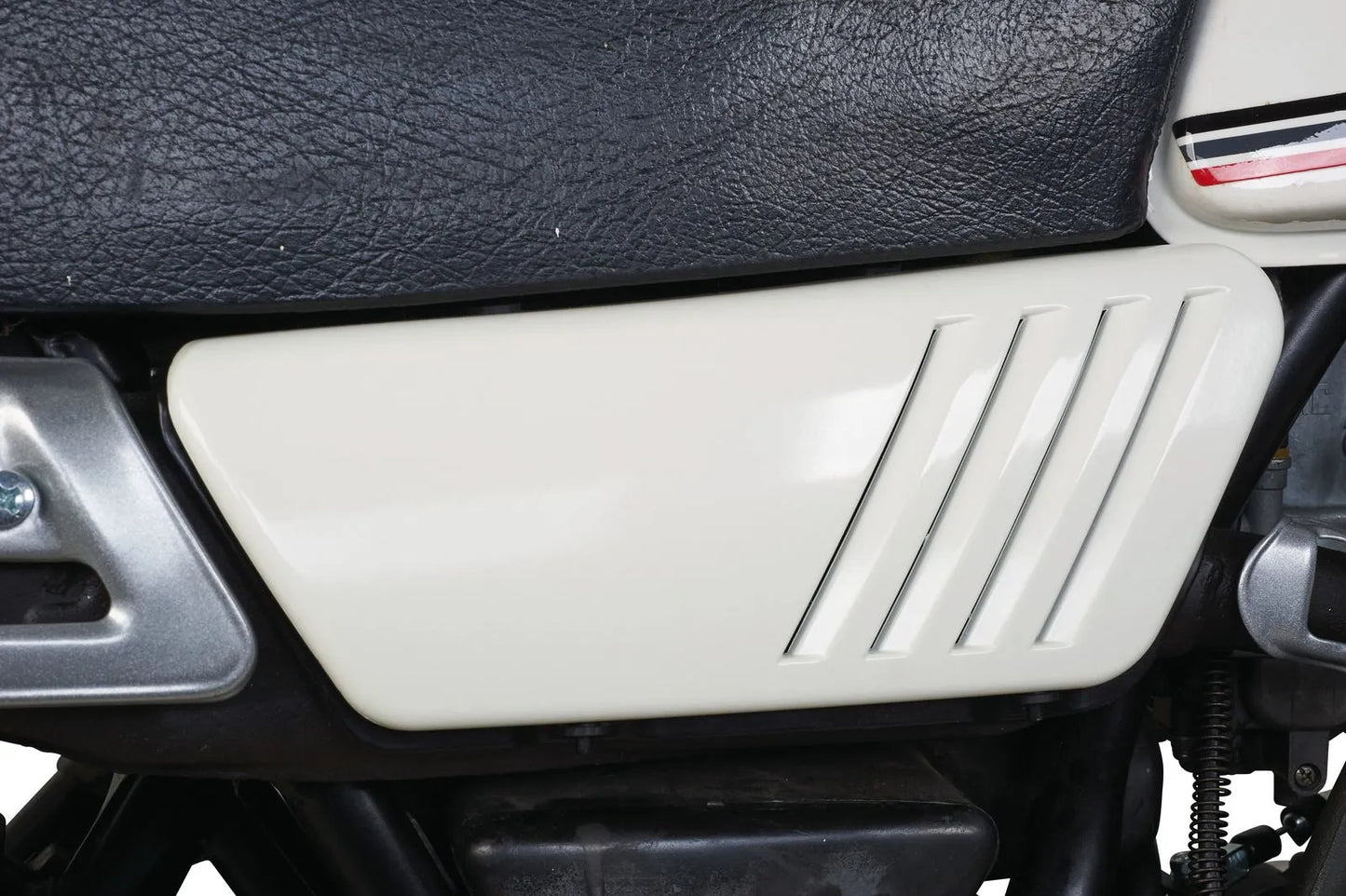Retaining Bracket/Heat Shield - for Right Side Cover - XT250
