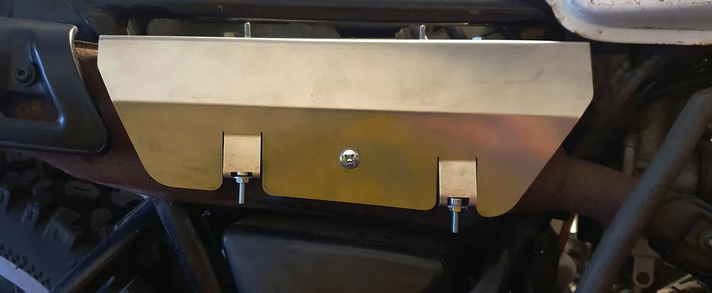 Retaining Bracket/Heat Shield - for Right Side Cover - XT250