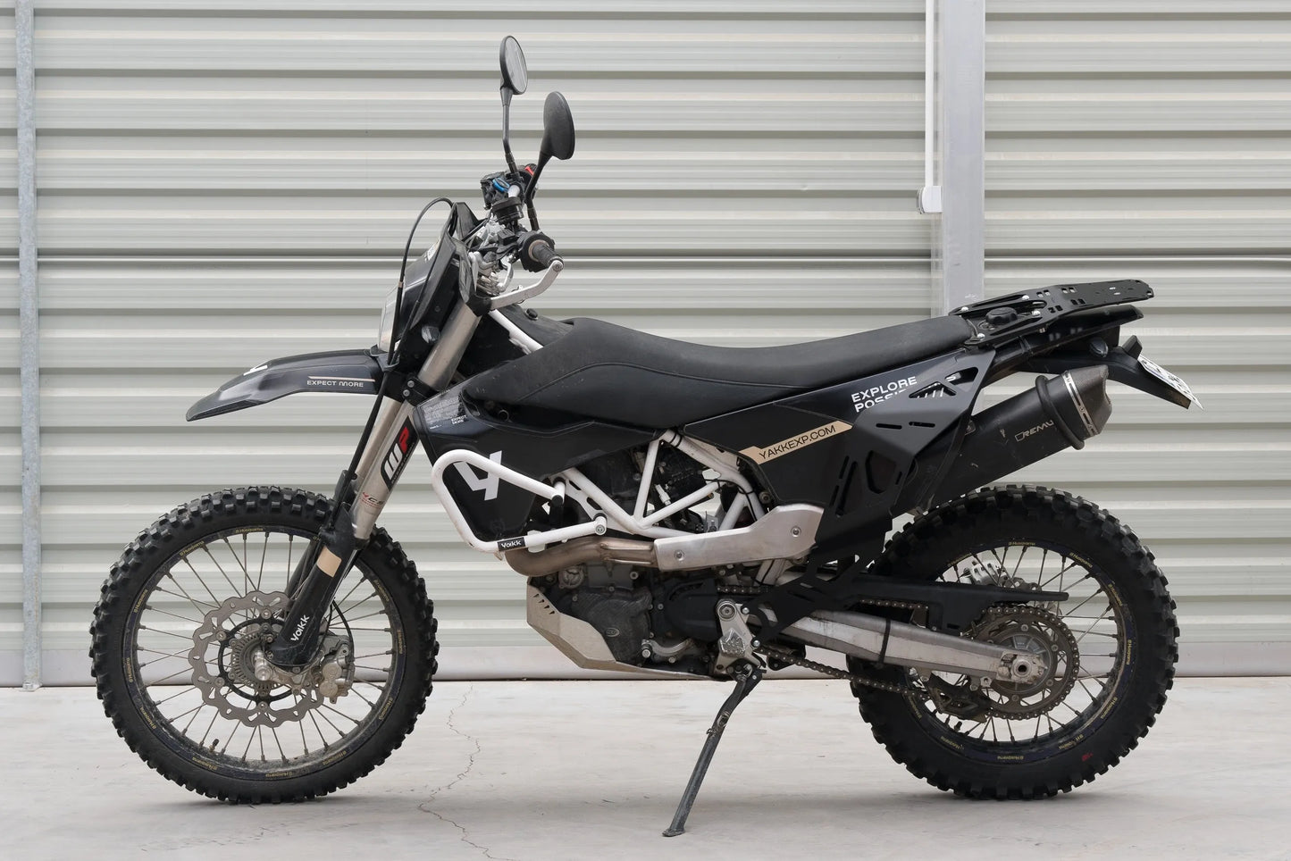 Yakk EXP - Side Pannier Luggage Rack - Black-coated Aluminum - Husqvarna 701 Enduro/Supermoto (16-25)