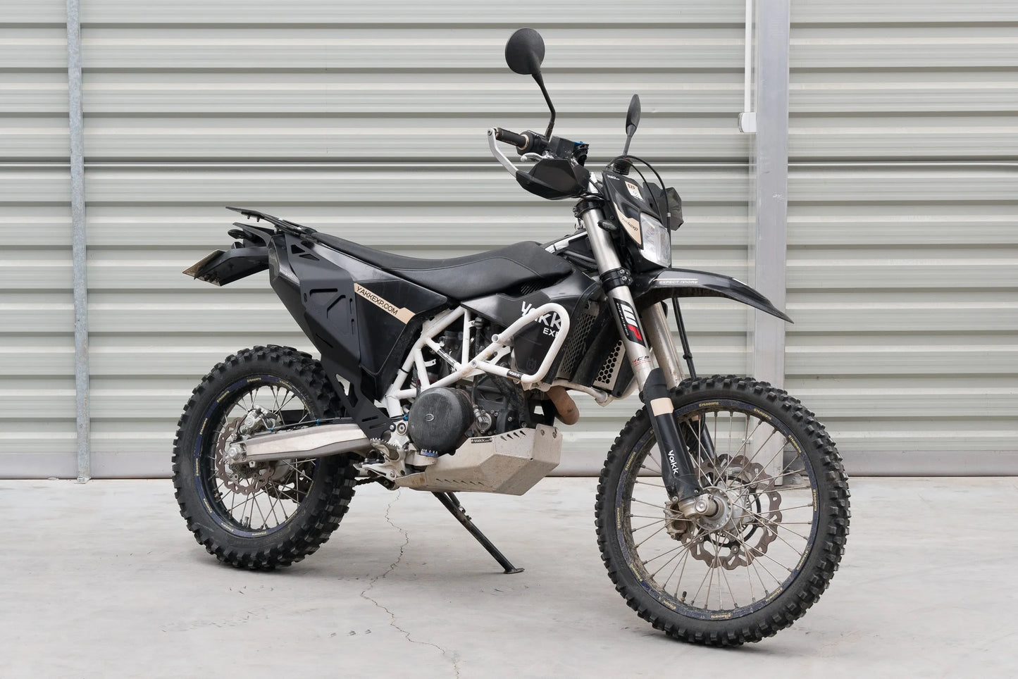 Yakk EXP - Side Pannier Luggage Rack - Black-coated Aluminum - Husqvarna 701 Enduro/Supermoto (16-25)