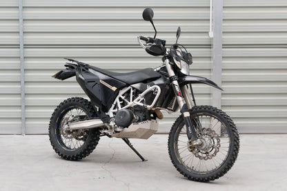 Yakk EXP - Side Pannier Luggage Rack - Black-coated Aluminum - Husqvarna 701 Enduro/Supermoto (16-25)